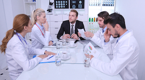 Equipe médica discutindo com o gerente ou empresário