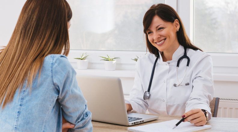 Médica conversando com paciente