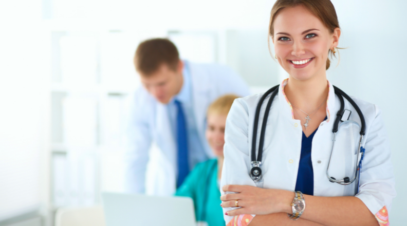 Médica na frente do grupo médico