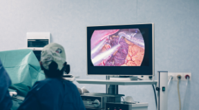 Médico observando imagem endoscópica durante cirurgia
