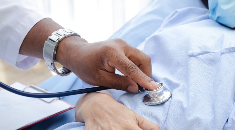 Médico examinando paciente