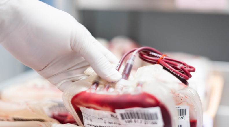 Profissional da saúde organizando saco de sangue