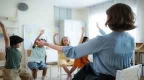 Terapeuta com crianças na escola