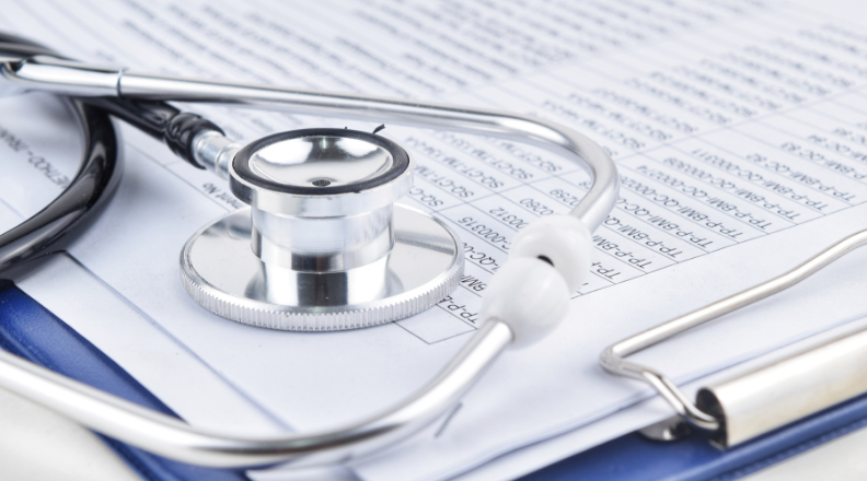 Estetoscópio em cima de papéis 