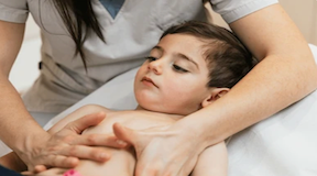Fisioterapeuta usando técnica manual em criança