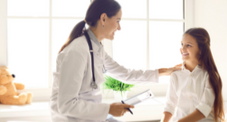 Uma profissional da área de saúde conversando com uma adolescente