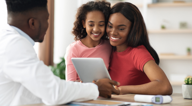 Mãe e filha visitando psicólogo 