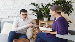 Paciente sendo atendido por uma Psicóloga ou Psiquiatra