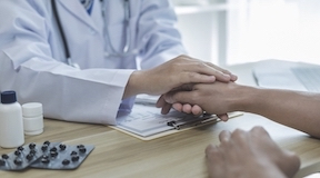 Psiquiatra segurando a mão do paciente