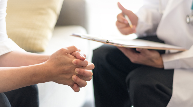 Mãos de terapeuta e paciente em terapia