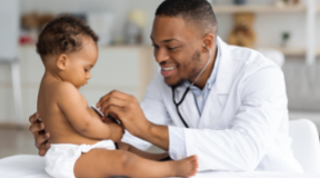 Médico auscultando um bebê