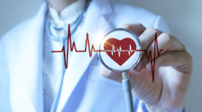 Médico segurando um estetoscópio na mão que mostra um eletrocardiograma virtual