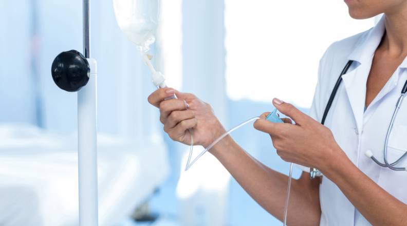 Enfermeira calculando gotejamento medicamento