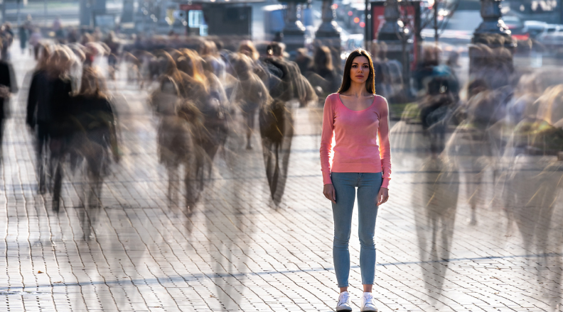 Mulher parada em uma rua movimentada