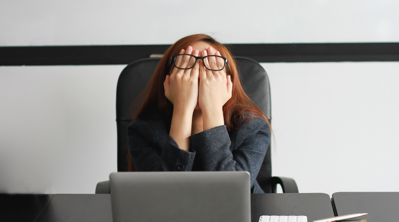 Mulher se sentindo mal no trabalho