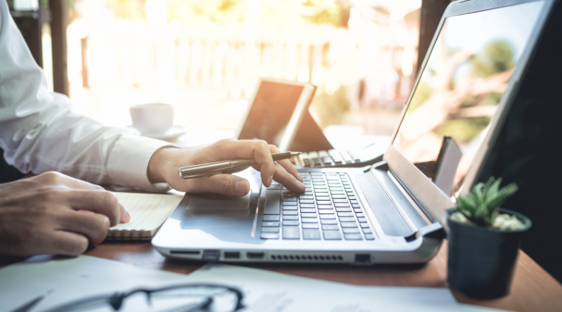Homem trabalhando e usando notebook