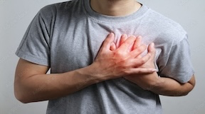 Homem com as mãos no peito